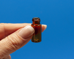 Amber Step R.A.M.™ 9mm Threaded Vial w/Marking Spot, 12x32mm, w/350µL Flanged Flat Bottom Insert