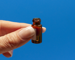 [4250-80209M1232A] Amber Step R.A.M.™ 9mm Threaded Vial w/Marking Spot, 12x32mm, w/300µL Glass Insert