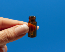 [4250-802091232A] Amber Step R.A.M.™ 9mm Threaded Vial, 12x32mm, w/300µL Glass Insert